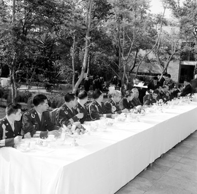Adolfo López Mateos, miembros de su gabinete y militares durante un desayuno por su cumpleaños