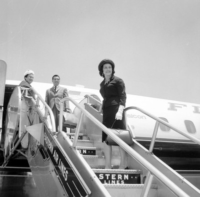 Eva Sámano en la escalera del avión que la llevará a Washington