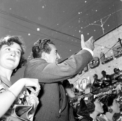 Adolfo López Mateos con mujeres, saludando a partidarios en su gira electoral por Pachuca