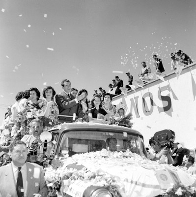 Adolfo López Mateos con mujeres a bordo de un camión, agradeciendo a partidarios durante su gira electoral por Pachuca