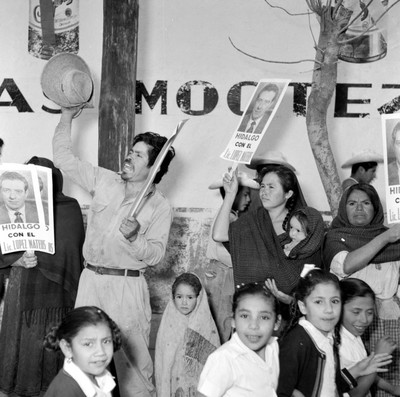 Campesinos y niños en una calle en pro de Adolfo López Mateos durante su campaña electoral por Actopan
