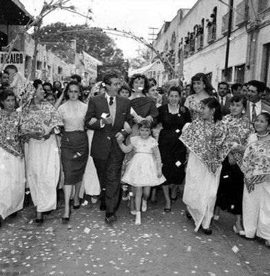Adolfo López Mateos acompañado de edecanes durante su recorrido por las calles de Tulancingo