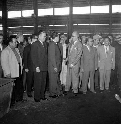 Adolfo López Mateos conversando con políticos en las instalaciones de la fábrica Toyoda
