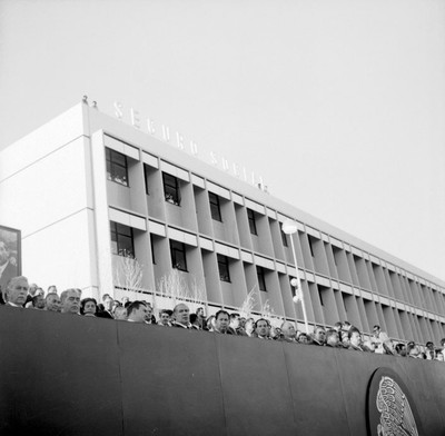 Adolfo López Mateos y funcionarios públicos durante una ceremonia al pie del edificio del IMSS, en Mexicali