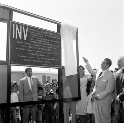 Adolfo López Mateos develando una placa durante la inauguración de la unidad habitacional "27 de Septiembre", en Ensenada