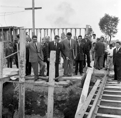 Adolfo López Mateos, Ernesto Uruchurtu y demás funcionarios visitando las obras del Anillo Periférico, en la Cd. de México