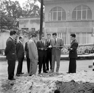 Adolfo López Mateos observando planos, durante su visita a las obras del Anillo Periferico