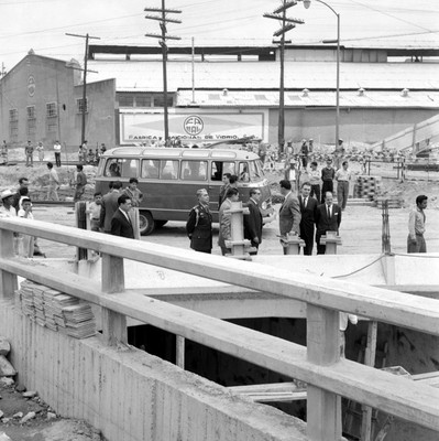 Adolfo López Mateos y damés funcionarios visitando las obras del Anillo Periférico, en la Cd. de México