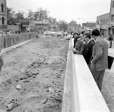 Adolfo López Mateos, Ernesto Uruchurtu, y demás funcionarios visitando las obras del Anillo Periférico, en la Cd. de México