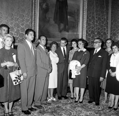 Adolfo López Mateos con maestros y maestras en Palacio Nacional, retrato de grupo
