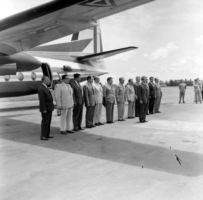 Adolfo López Mateos y comitiva, en un aeropuerto