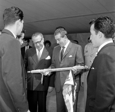 Adolfo López Mateos develando cuadro de honor en el Politécnico