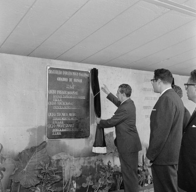 Adolfo López Mateos y Jaime Torres Bodet observando un bastón durante su visita al Politécnico
