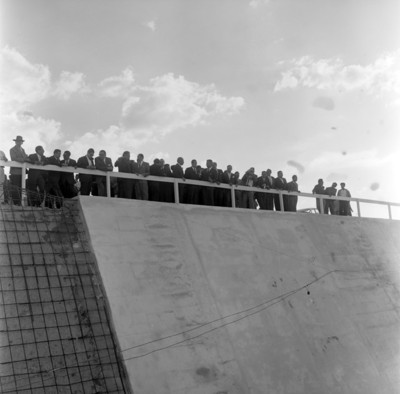 Adolfo López Mateos y miembros de su comitiva observando obras públicas en el Edo. de México