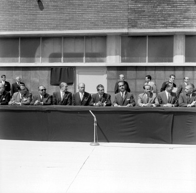 Adolfo López Mateos, Gustavo Baz, Alfredo del mazo y otros Secretarios del estado en una ceremonia durante su gira de trabajo