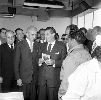Adolfo López Mateos, Gustavo Baz y funcionarios públicos en los instalaciones de una cocina de una planta industrial