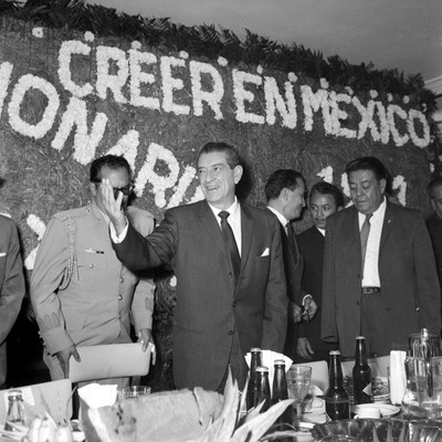 Adolfo López Mateos durante el banquete que le ofrecio la Unidad Revolucionaria en el restauran Maxim's