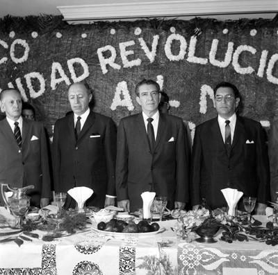 Adolfo López Mateos acompañado por miembros de la Unidad Revolucionaria durante el banquete que le ofrecieron
