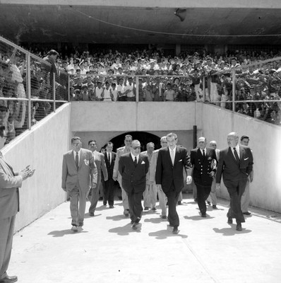Adolfo López Mateos, Jaime Torres y comitiva entrando al campo de Ciudad Universitaria
