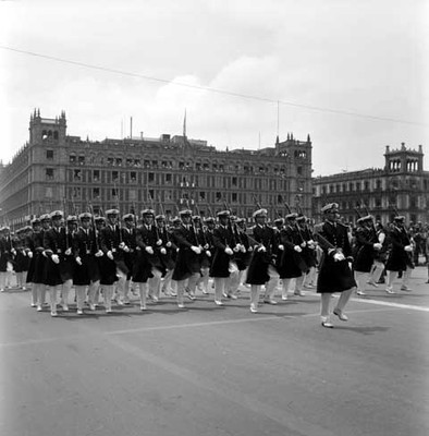Contingente militar desfilando en el Zócalo de la Cd. de México