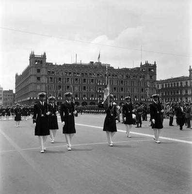 Escolta militar desfilando en el Zócalo de la Cd. de México