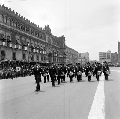 Banda de guerra militar desfilando frente al Palacio Nacional