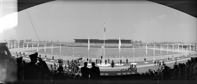 Adolfo López Mateos y funcionarios haciendo homanajes a la bandera, durante la inauguración de los Encuentros deportivos nacionales en la Cd. de los Deportes, panorámica