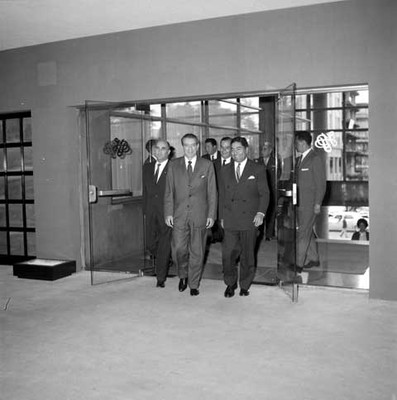 Adolfo López Mateos e ingenieros entrando al hotel del Prado para el banquete del 1° aniversario de expropiación de la industria eléctrica