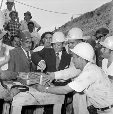 Adolfo López Mateos visita una de las construcciones de túneles en la hidroeléctrica de infiernillo