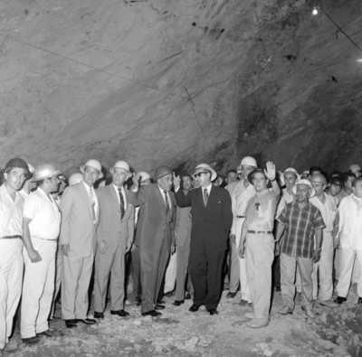 Adolfo López Mateos y comitiva visitando las instalaciones de la planta hidroeléctrica de infiernillo
