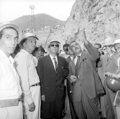 Adolfo López Mateos y comitiva visitan la presa de la hidroeléctrica de infiernillo