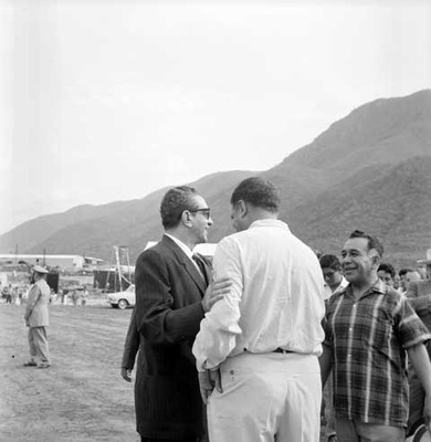 Adolfo López Mateos visitando la planta hidroeléctrica de infiernillo