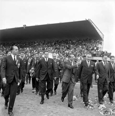 Adolfo López Mateos, Ernesto P. Uruchurtu y comitiva ingresan al estadio para inauguración de los 3° juegos deportivos del D.F.