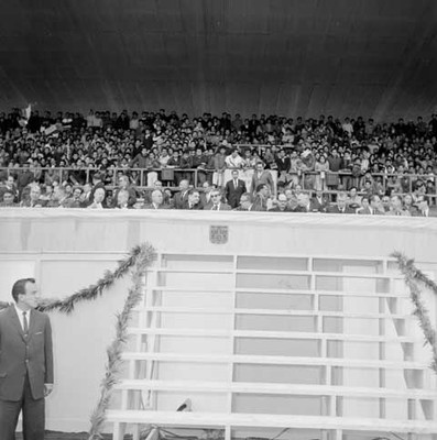 Adolfo López Mateos, Ernesto P. Uruchurtu, Jaime Torres Bodet y otros en presídium durante inauguración de los 3° juegos deportivos del D.F.