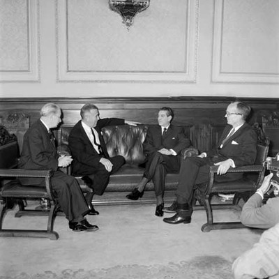 Adolfo López Mateos, el subsecretario de los Estados Unidos y Manuel J. Tello dialogando en una sala de Palacio Nacional