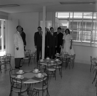 Adolfo López Mateos, Ernesto P. Uruchurtu y funcionarios públicos en una cafetería de un Centro de Salud