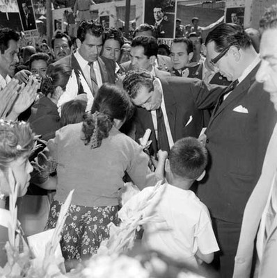 Adolfo López Mateos, José Alvares Amézquita y comitiva son recibidos por una multitud, durante la inauguración del Centro de Salud