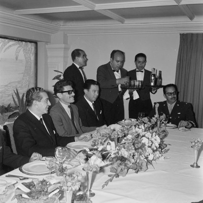 Adolfo López Mateosy funcionarios durante un banquete