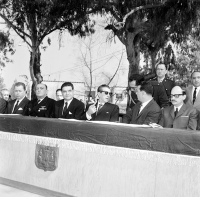 Adolfo López Mateos, Ernesto P. Uruchurtu y otros funcionarios en la ceremonia de inauguración del Anillo Periférico de la ciudad de México
