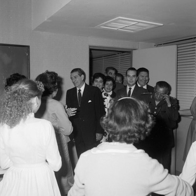 Adolfo López Mateos y otras personas visitando el Centro de Bienestar Social de los Mochis