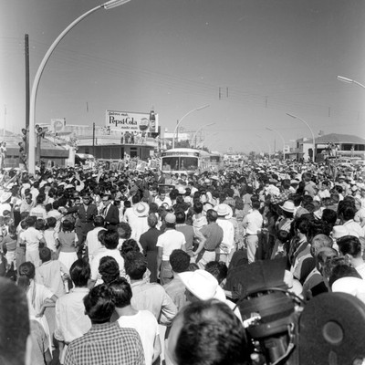 Adolfo López Mateos a bordo de un automóvil recorriendo la Cd. de Los Mochis, durante una gira de trabajo