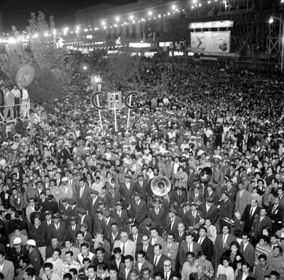 Multitud congregada dando la bienvenida a López Mateos, durante su gira de trabajo por Chihuahua