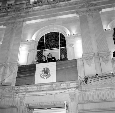 Adolfo López Mateos en un balcón ante los micrófonos de la XEPI, durante su visita a Chihuahua