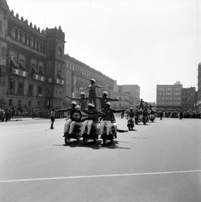 Escuadrón de niños en motocicletas, haciendo acrobacias