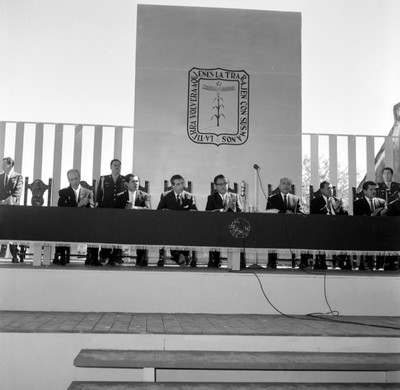 Adolfo López Mateos, Norberto López Avelar y funcionarios presidiendo una ceremonia de conmemoración del 50° Aniversario del Plan de Ayala en Morelos