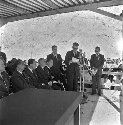 Adolfo López Mateos pronunciando un discurso, durante la ceremonia de inauguración de la presa Benito Juárez