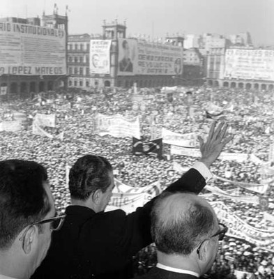 Adolfo López Mateos desde el balcón presidencial saludando al mitin organizado por las Fuerzas Vivas del País