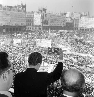 Adolfo López Mateos desde el balcón presidencial saludando al mitin, organizado por las Fuerzas Vivas del País
