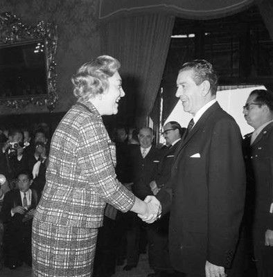 Adolfo López Mateos es felicitado por una mujer por su tercer año de Gobierno