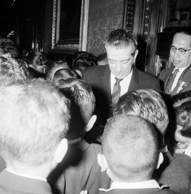 Adolfo López Mateos saludando a estudiantes sobresalientes a nivel primaria